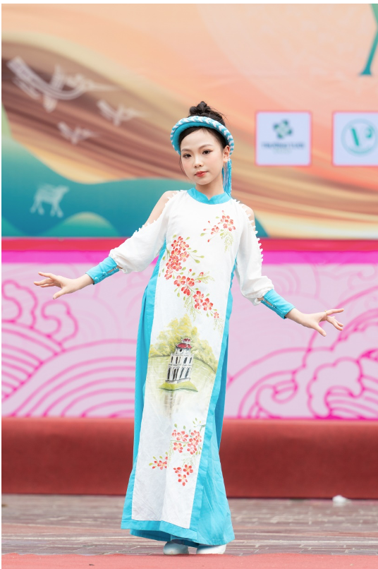 Nhà[-]thiết[-]kế[-]Yến[-]Ngô[-]lan[-]tỏa[-]thông[-]điệp[-]xanh[-]trong[-]gala[-]"Khát[-]vọng[-]xanh"[-]ở[-]Khu[-]di[-]tích[-]lịch[-]sử[-]Đền[-]Hùn